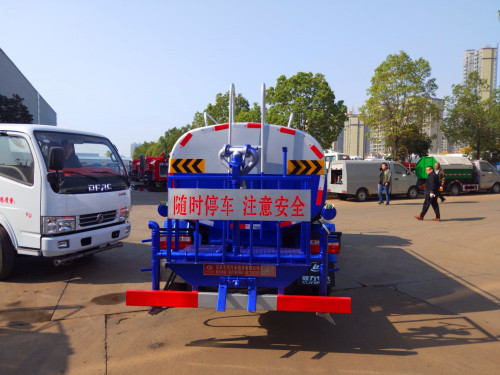 園林灑水車(chē) 園林灑水車(chē)