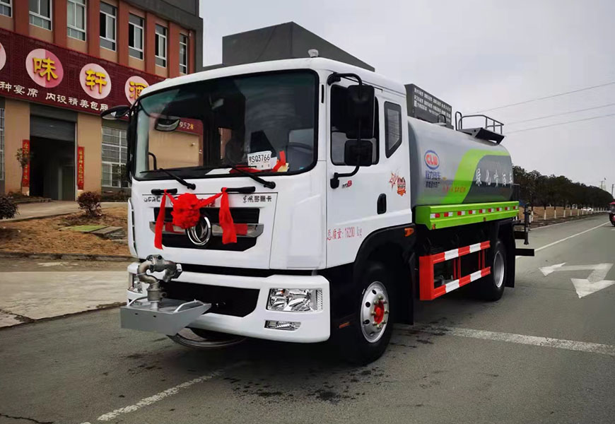 東風多利卡D9灑水車