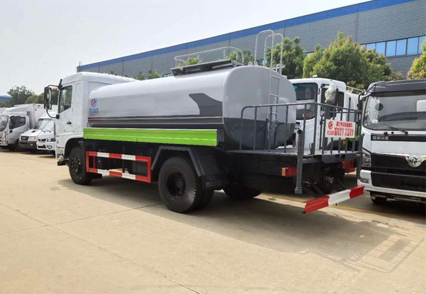 東風(fēng)專底12方灑水車后方展示圖